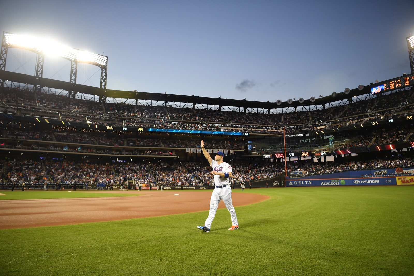 David Wright waves to the Citi Field crowd