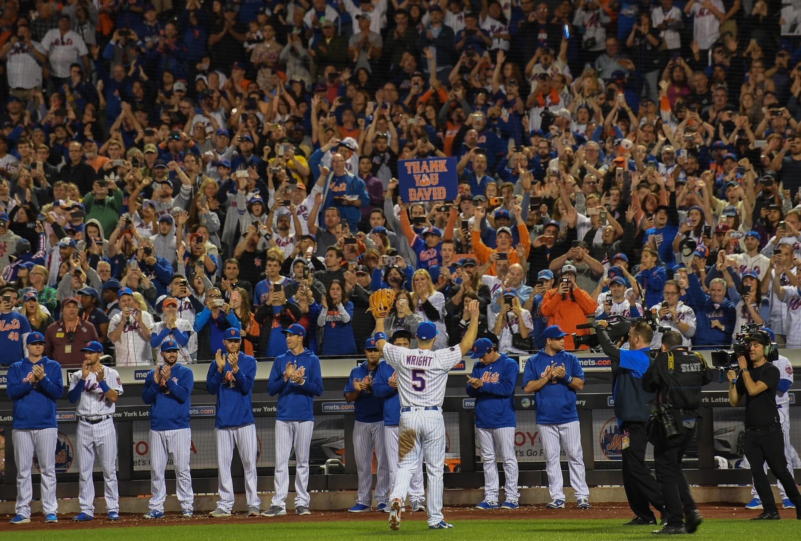 David Wright salutes the crowd as his teammates applaud